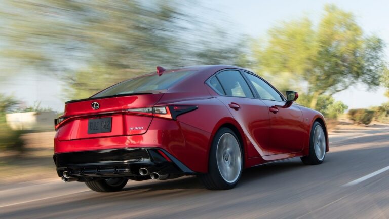 Elbúcsúzik a nyolchengeres Lexus IS