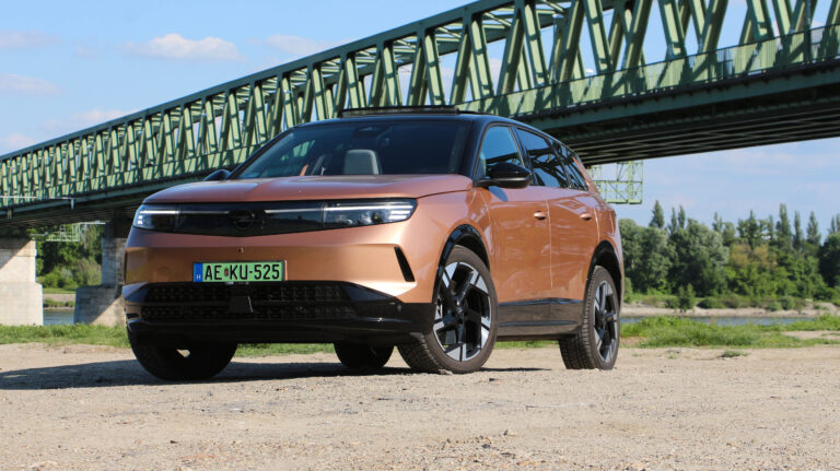 Melyik a jobb? Teszten a legolcsóbb és a legdrágább Opel Grandland!