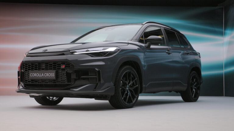 Kellett neki a frissítés? Körbejártuk az új Corolla Crosst!