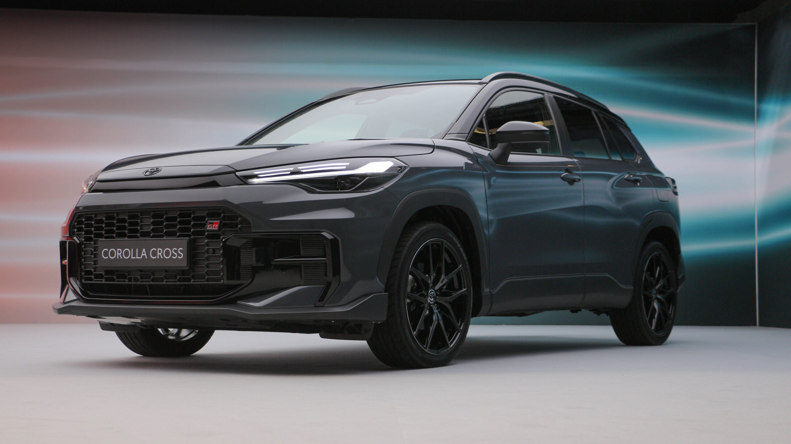 Kellett neki a frissítés? Körbejártuk az új Corolla Crosst!