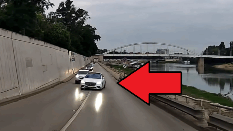 Videó: súlyos balesetet okoz a Mercedes Szegeden, ha nem lassít a szembejövő!