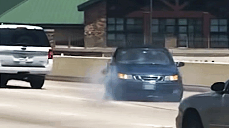 A román horrorkaravánok a fasorban sincsenek: íme a legveszélyesebb autópályás vontatás, amit valaha láttál!