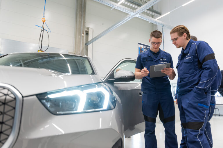 Hamarosan teljes létszámmal üzemel a BMW debreceni gyárának szakképzési programja