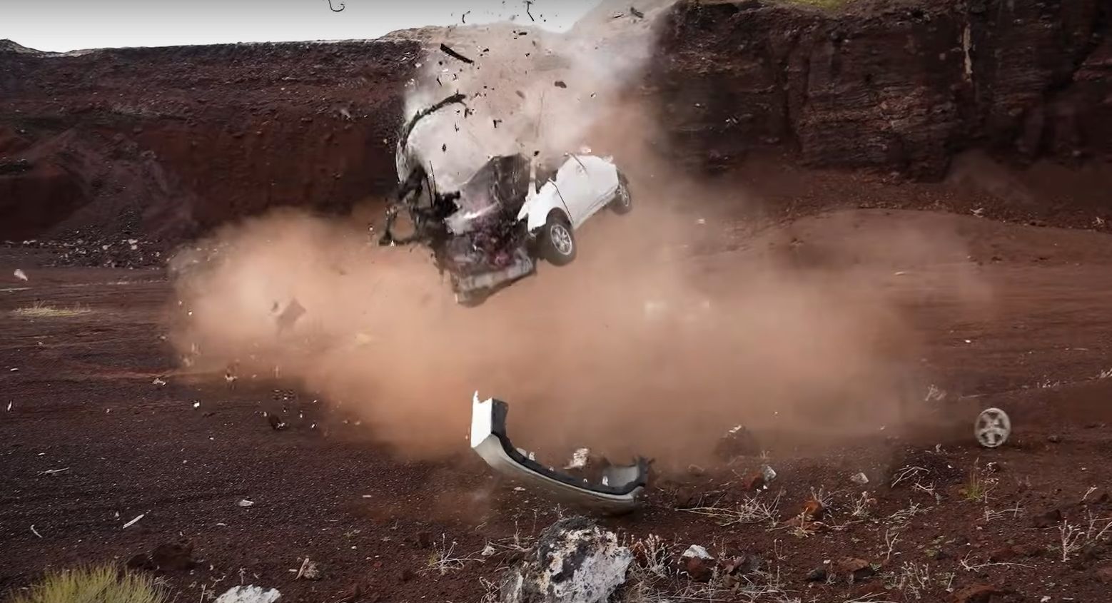 Videó: ennyi marad egy Toyota Priusból, ha leugrat egy szikláról!