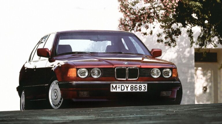 40 éves BMW, 250 km/órával? Íme a videó!