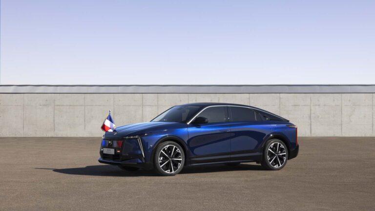 Ilyen autót kapott a francia elnök!