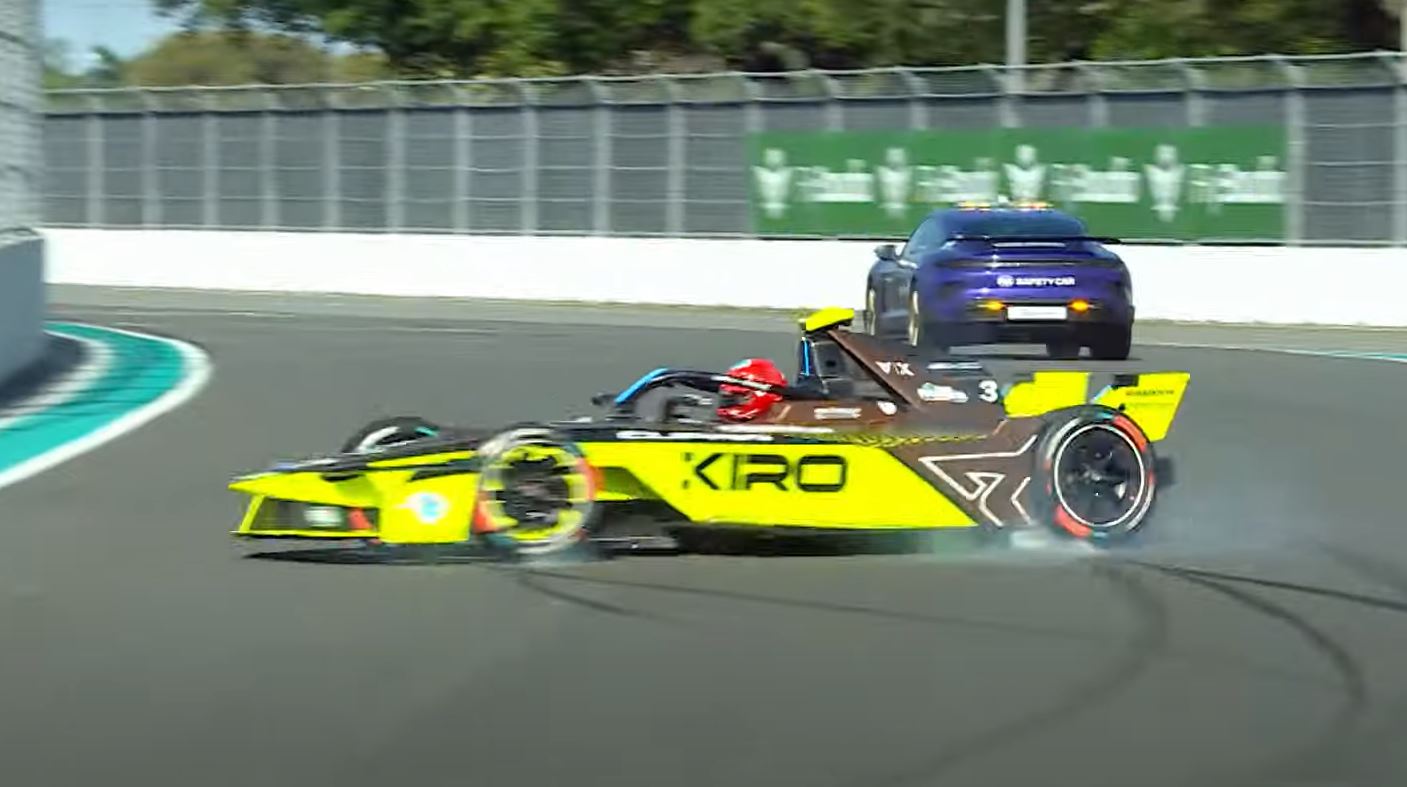 Versenyautóba ültették a világ leghíresebb YouTuberét, nem lett jó vége!