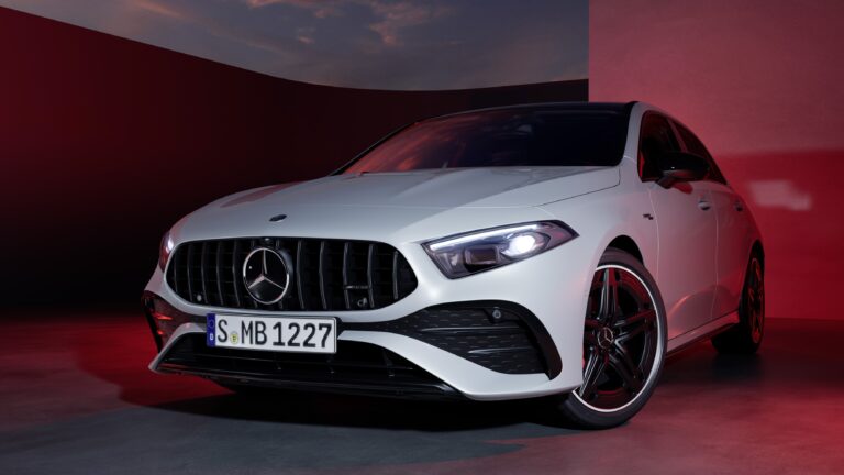 Videó: ilyen érzés a 254 km/óra egy magyar gyártású autóban!