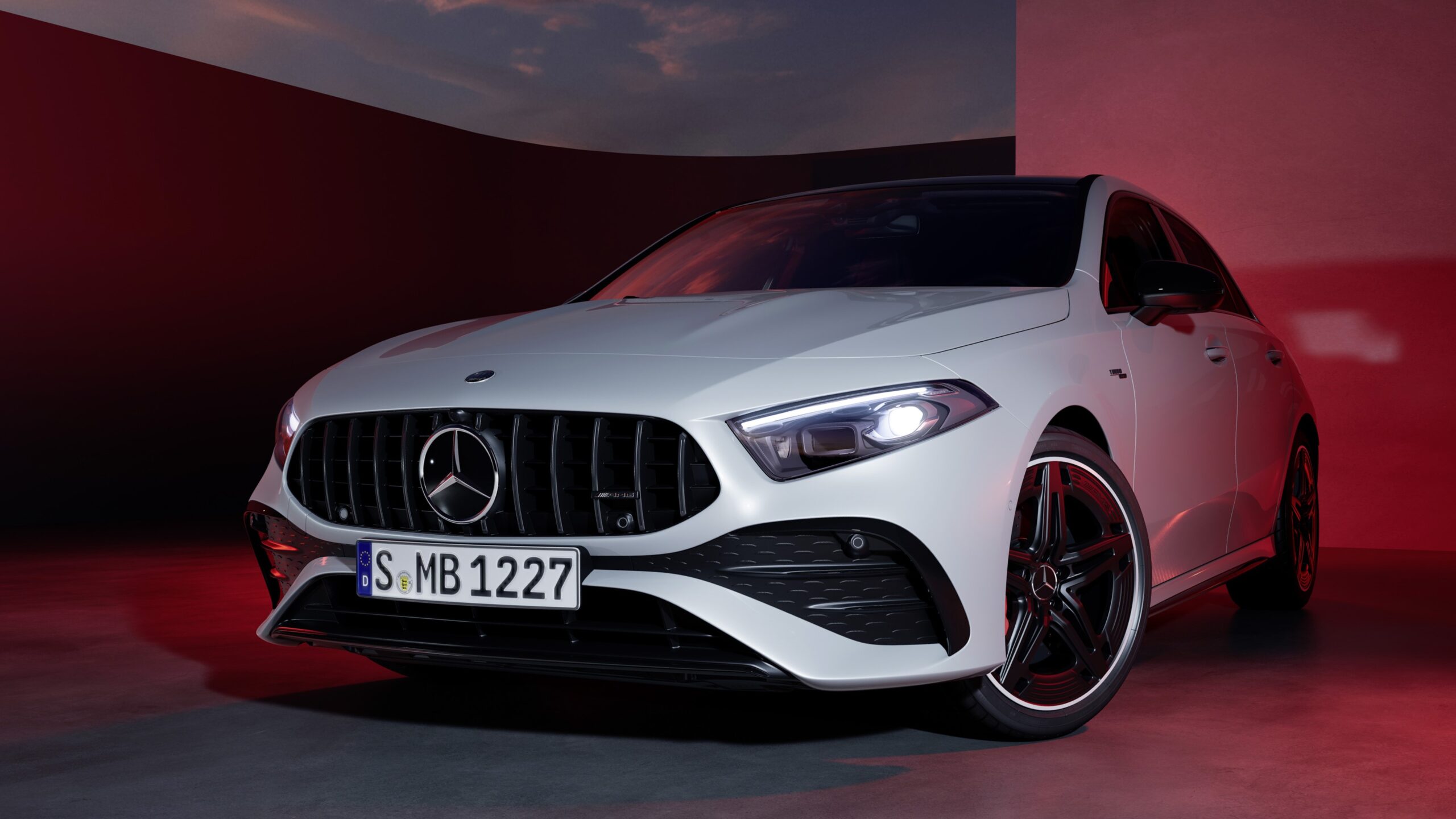 Videó: ilyen érzés a 254 km/óra egy magyar gyártású autóban!