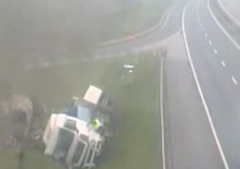 Sávot váltott a teherautó, majd lebontotta az M3-as egyik kijáratát