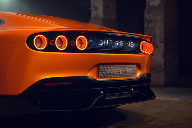 Hátsójával üzenget a Mercedes-AMG új 1360 lóerős masinája!