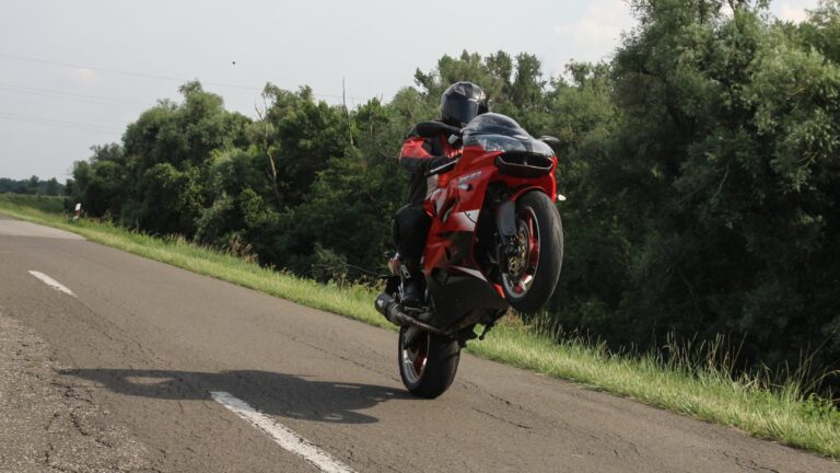 Miért csinálnak őrültségeket a motorosok az utakon?