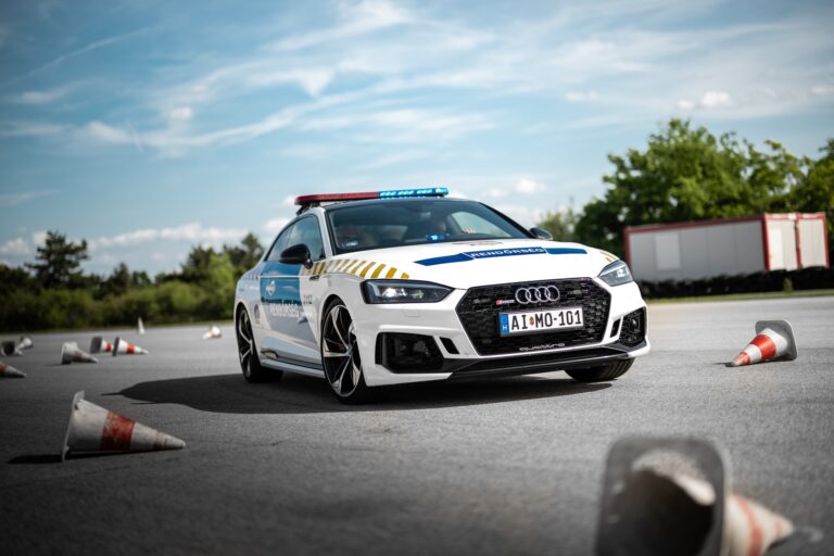 Erre képes a rendőrség új Audi RS 5 elfogóautója is padlógázon!