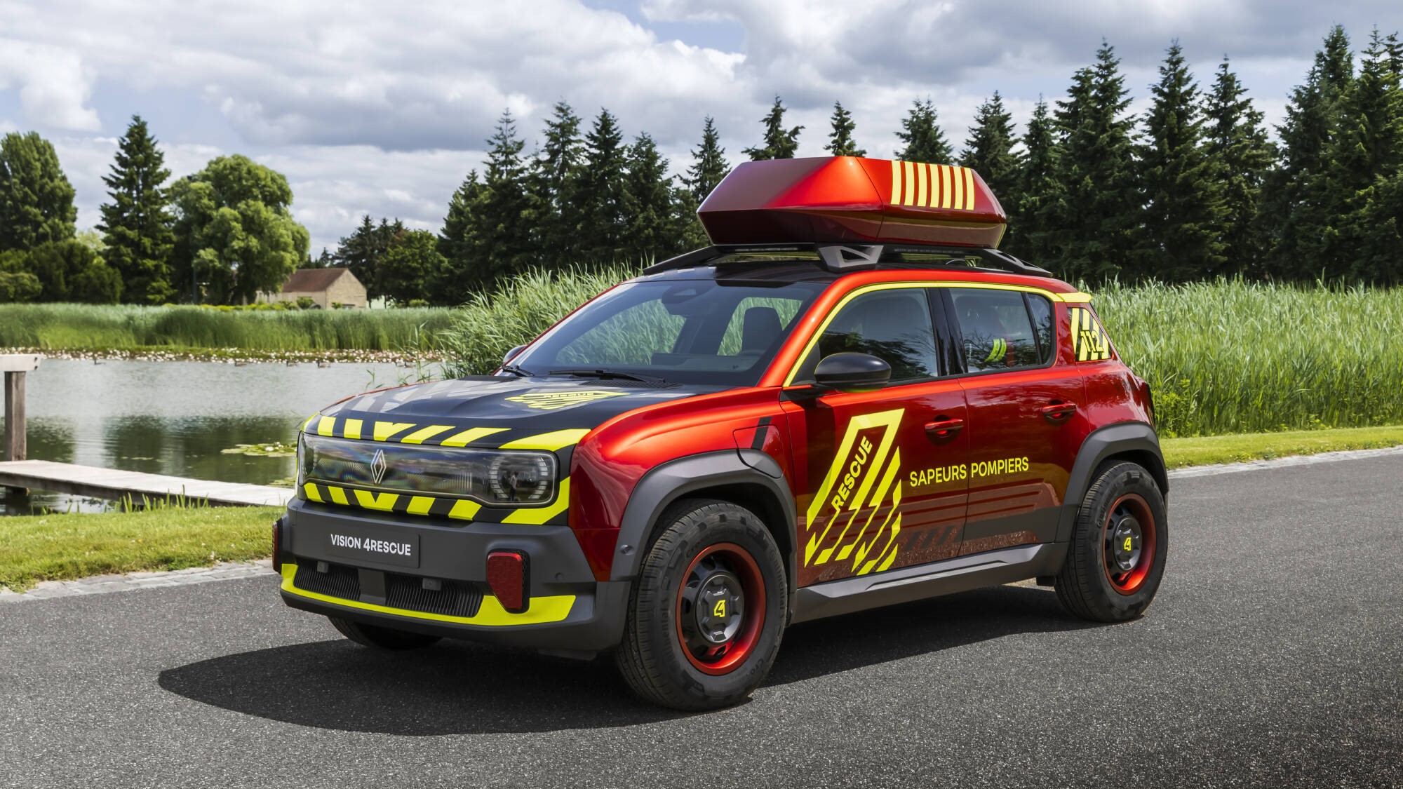 Tűzoltásban is segít a parancsnoki központtá alakított Renault 4