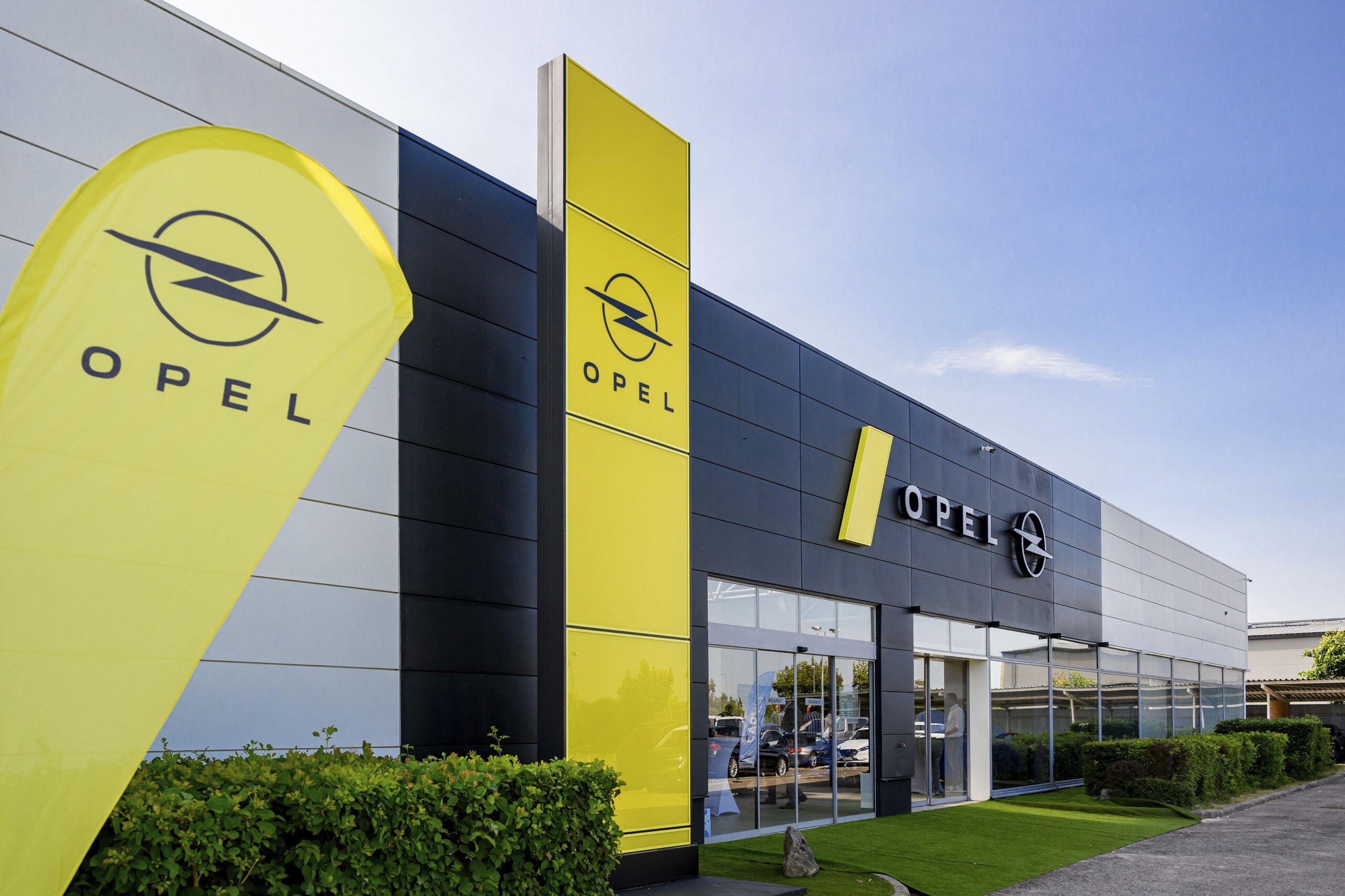 Itt a legújabb magyar Opel kereskedés, a márka vezérigazgatója nyitotta meg!