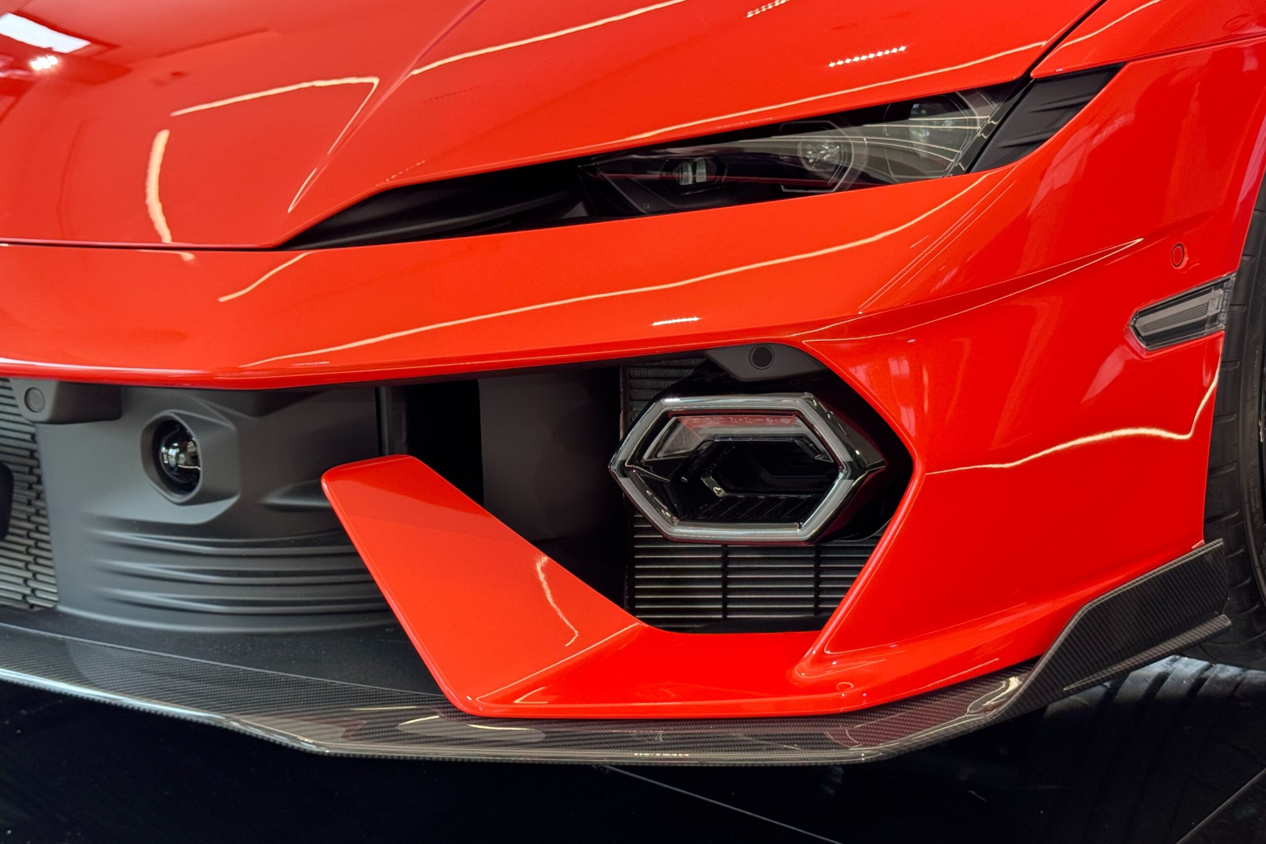 Már itthon is kapható a 920 lóerős, konnektoros hibrid Lamborghini!