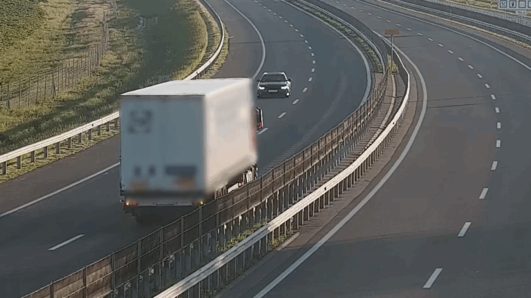 Rémálom a hazai autópályán: videón a forgalommal szemben haladó kamion!