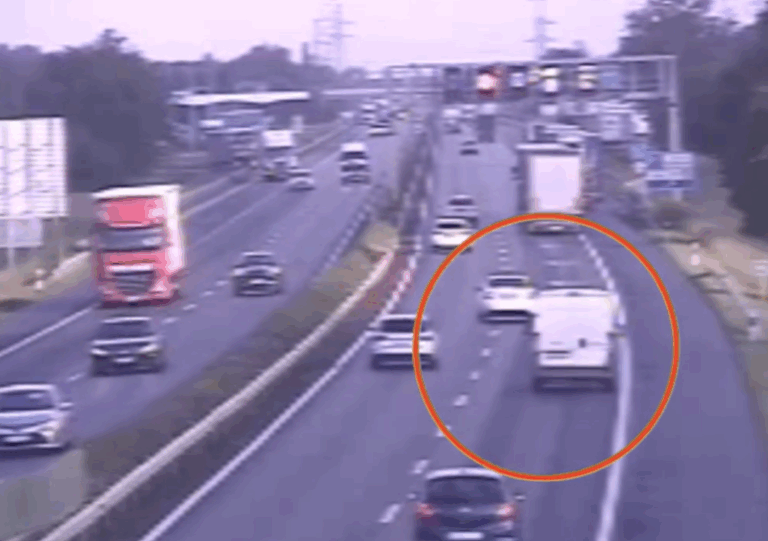 Videó: szétszakította a furgont az álló kamion az M1-es autópályán!