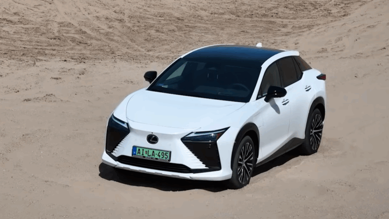 Elsőkerék-meghajtással is valódi villany-SUV? Videón az olcsóbb RZ!