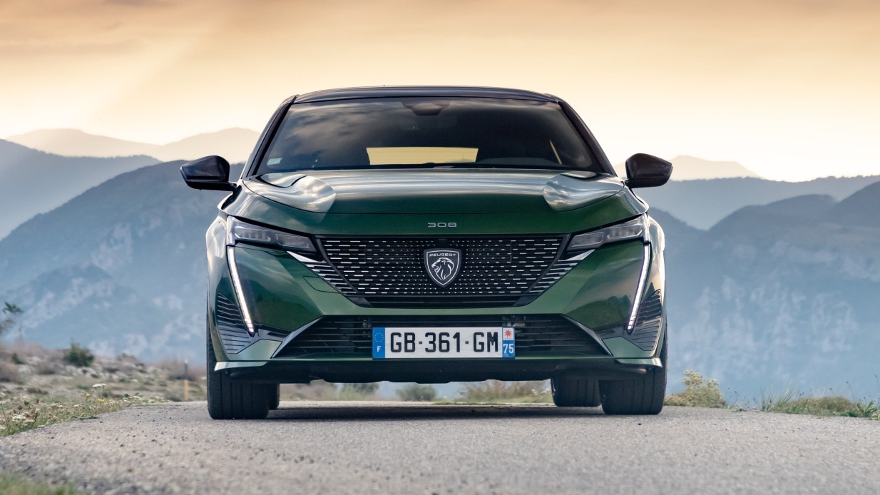 Nagyobb hatótáv és teljesítmény: frissültek a Peugeot konnektoros hibridek!