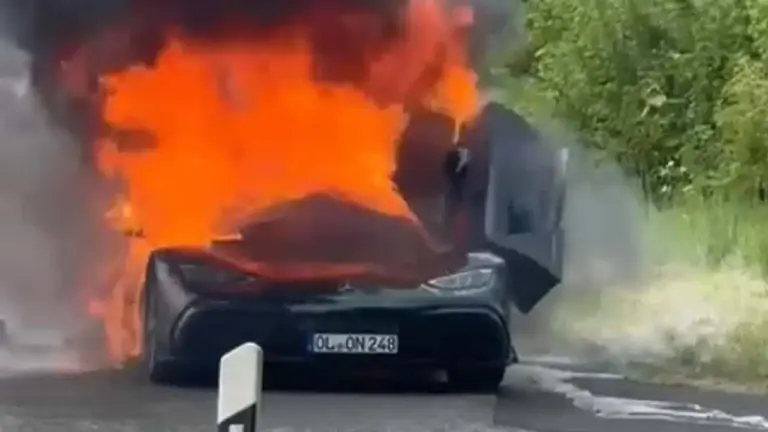 Így lángol egymilliárd forint: teljesen megsemmisült a tűzben a Mercedes-AMG hiperautó
