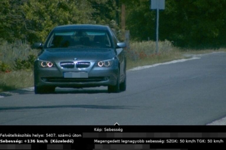 Közel félmilliós bírságot kapott a 136 km/órával közlekedő BMW sofőrje!
