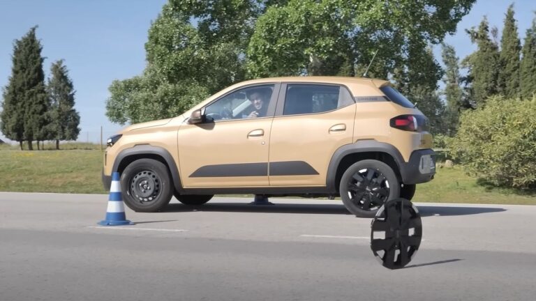 Elhagyta dísztárcsáját a Dacia Spring a jávorszarvasteszten