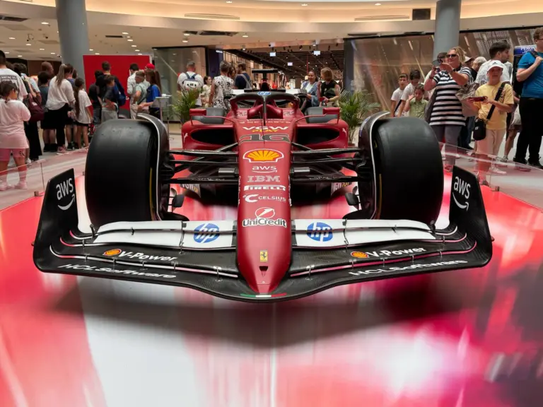 Ezt neked is látnod kell! F1-es Ferrari áll a Westend közepén!