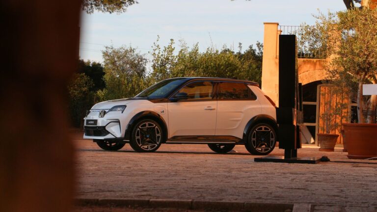 Beárazták itthon a 2025-ös Év Autója díj győztesének csúcsváltozatát!