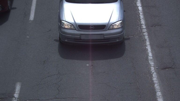 Kecskeméten száguldozott az öreg Opel sofőrje, pechére a fix traffi alatt!