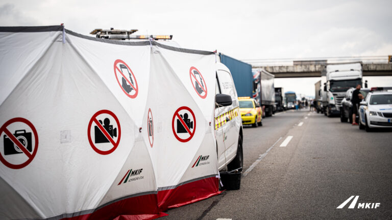 Elege lett a baleseteknél fotózó autósokból a hatóságoknak!