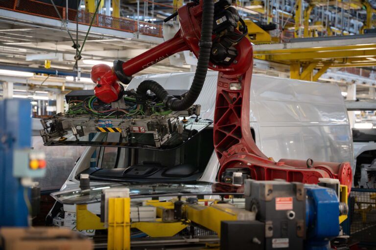 Gyárbezárásokra kényszerülhet Európa egyik legnagyobb autókonszernje!