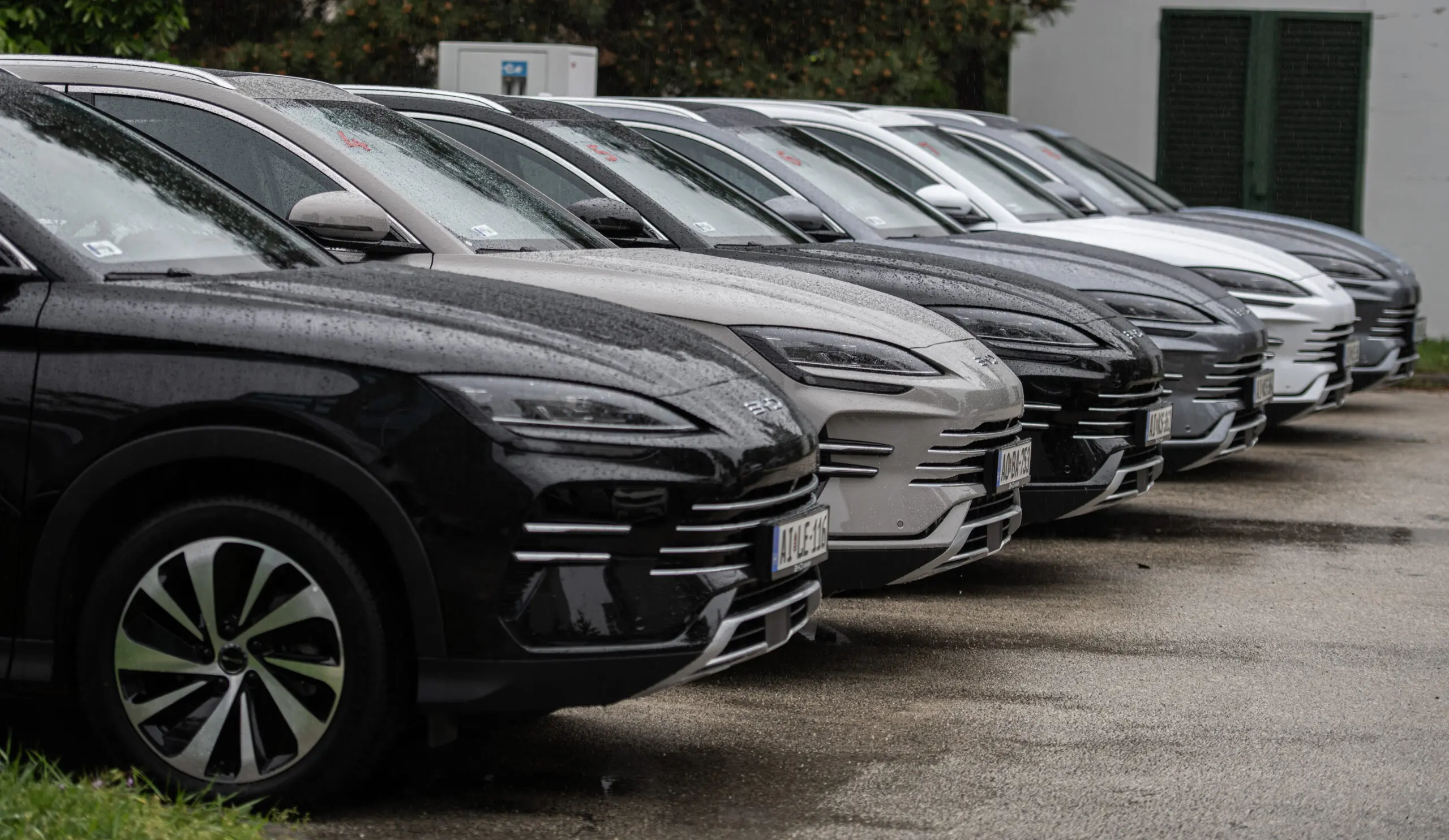 Cáfol a kormánybiztos: mégis a korábbi tervek szerint indul a gyártás a szegedi BYD gyárban