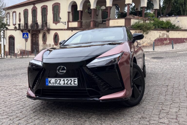 Versenyautó kormányt kapott a Lexus villany-SUV-ja