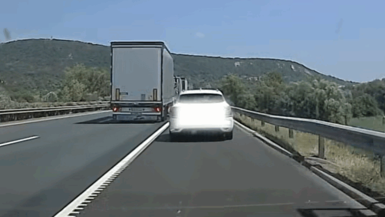 A leállósávon előzte a sort: kitalálod, milyen autó elé próbált meg visszasorolni?