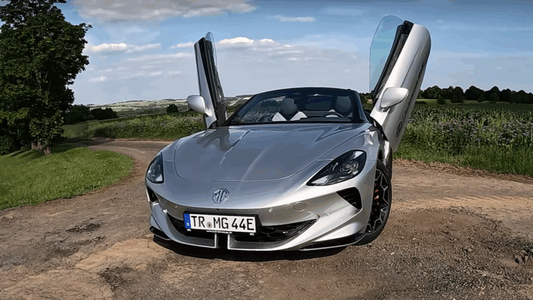 Videó: ilyen érzés padlógázon hajtani az MG új kabrióját!