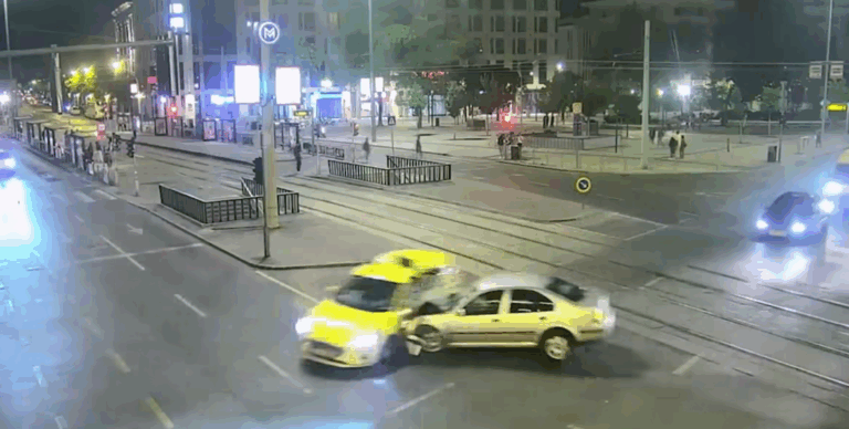 Videó: így szállt bele a budapesti ámokfutó a vétlen taxisba!