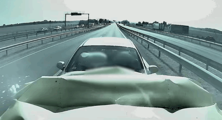 Fényes nappal, fékezés nélkül szállt bele a terelésbe az M4-esen!