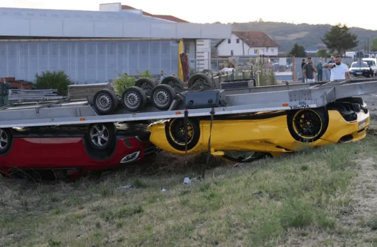 Trélerestől borult árokba egy Ferrari és egy Mercedes Szerbiában