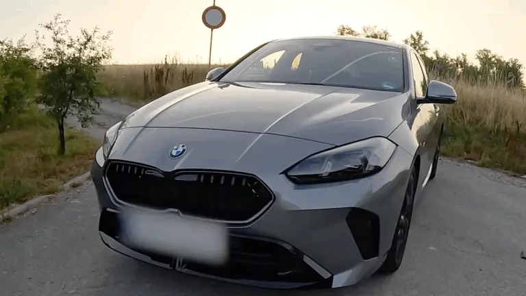 Vajon mire képes a háromhengeres BMW padlógázon? Íme a videó!