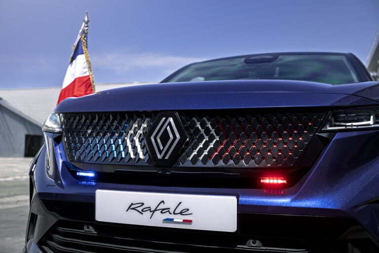Olyan autót készített a Renault, amivel csak a francia elnök járhat!
