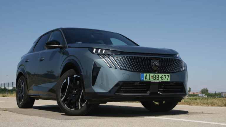 Villanyautónak kiváló! De mit tud még a Peugeot 3008 új generációja?