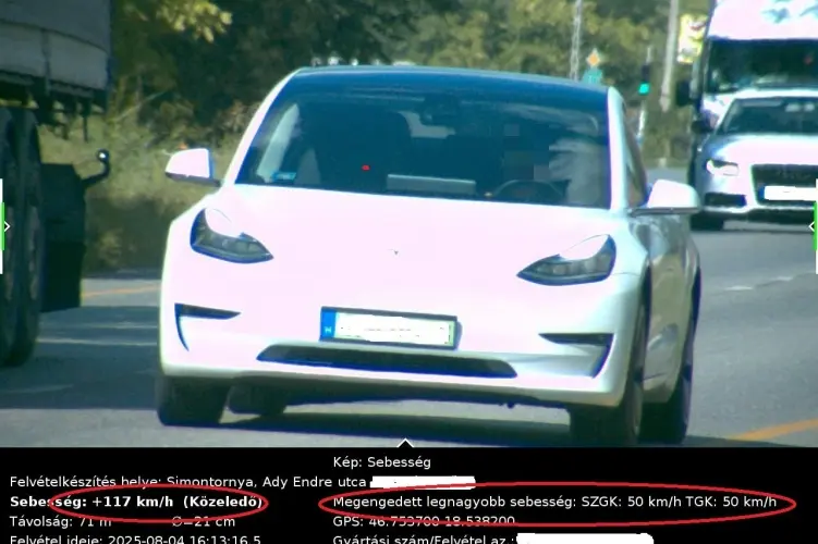 Vajon a töltőhöz sietett? Komoly gyorshajtáson kaptak egy Teslát!
