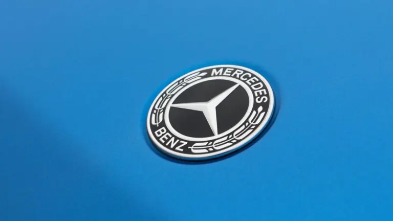 Komoly megállapodás készülőben: BMW motorokat kaphatnak a Mercedesek!