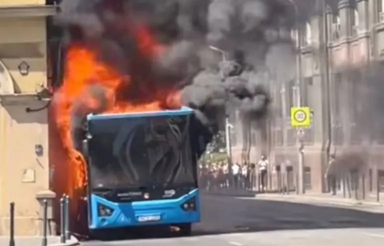 Videó: Majdnem lángra lobbantott egy épületet a kigyulladó BKV busz Budapest belvárosában!