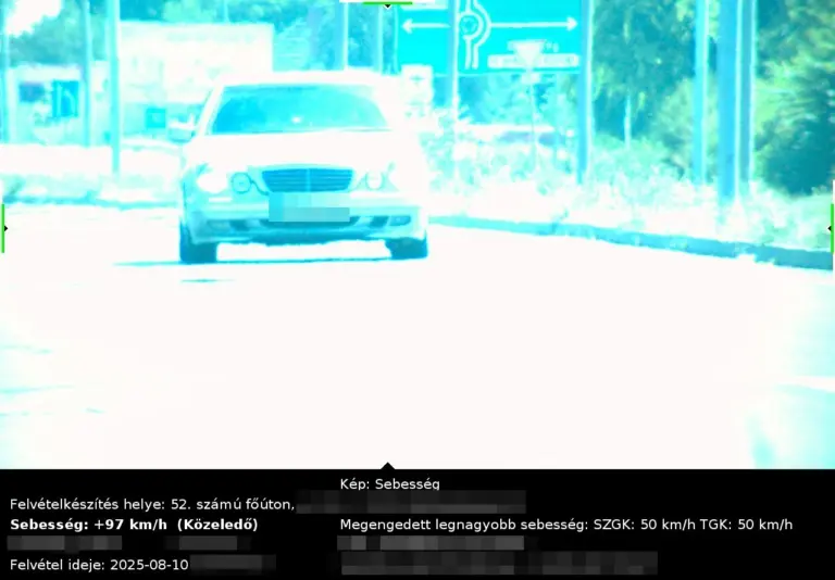 Még a kép is kiégett, olyan gyorsan hajtott a Mercedes sofőrje!