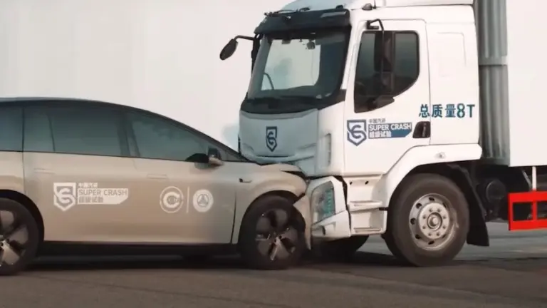 Teherautónak csapta egyterűjét a Li Auto, összeugrott a két gyártó