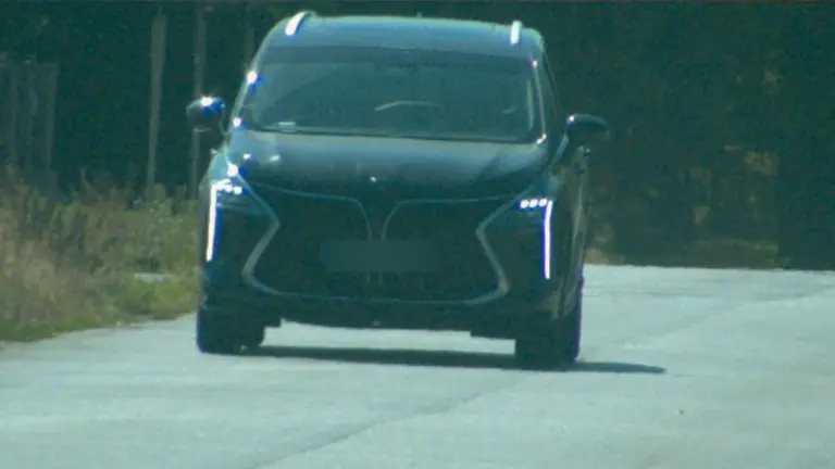 Így száguld az új Dongfeng – kár, hogy a traffipax előtt!