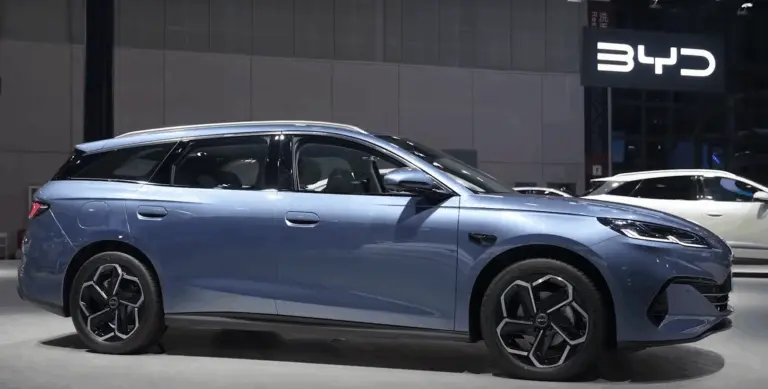 Bombahír: érkezik Európába az első BYD kombi!