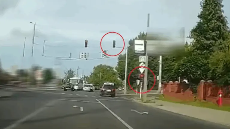 Szemrebbenés nélkül hajtott át a piroson: szerinted milyen autó érkezett mögötte?